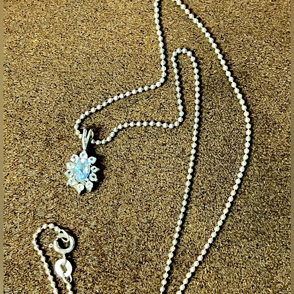 Vintage 925 pendant and necklace (stamped). Sunflower Aquamarine gemstone.